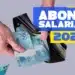 Abono salarial: 4,5 milhões de trabalhadores perderão o benefício até 2030 após alterações 12 Carteira com dinheiro sendo retirada representando abono salarial 2026