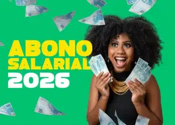 Abono salarial 2026: quanto você recebe em maio? Valores chegam a R$ 1.621 5 Mulher sorrindo segurando notas de dinheiro com destaque para abono salarial 2026 e valores liberados