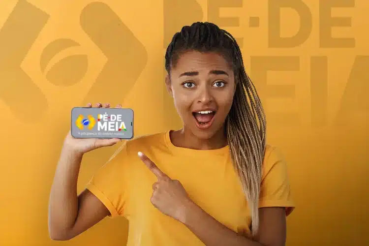 Acesso LIBERADO: veja como consultar a sua frequência e saber se vai receber o Pé-de-Meia a partir desta segunda (27) 1 Estudante segurando celular com programa Pé-de-Meia na tela indicando consulta de frequência escolar
