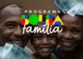 Bolsa Família 2026: aplicativo ganha funções que facilitam a vida dos beneficiários 13 Família negra sorridente com pai, filho e mãe ao lado de notas de R$ 100 e logo do Programa Bolsa Família.