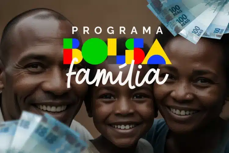 Bolsa Família 2026: aplicativo ganha funções que facilitam a vida dos beneficiários 1 Família negra sorridente com pai, filho e mãe ao lado de notas de R$ 100 e logo do Programa Bolsa Família.