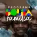 Bolsa Família 2026: aplicativo ganha funções que facilitam a vida dos beneficiários 12 Família negra sorridente com pai, filho e mãe ao lado de notas de R$ 100 e logo do Programa Bolsa Família.