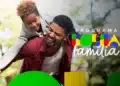 Homem negro carrega menina de cabelos cacheados nas costas sorrindo, com logotipo oficial do Programa Bolsa Família.
