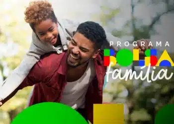 Bolsa Família 2026: como regularizar vacinas atrasadas e manter o benefício 10 Homem negro carrega menina de cabelos cacheados nas costas sorrindo, com logotipo oficial do Programa Bolsa Família.