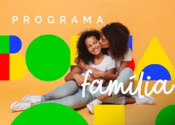 Bolsa Família de abril começa dia 16: veja calendário completo de pagamentos por NIS 6 Mulher beijando filha sorridente, ambas de cabelos cacheados e camisetas brancas, com formas coloridas ao fundo.