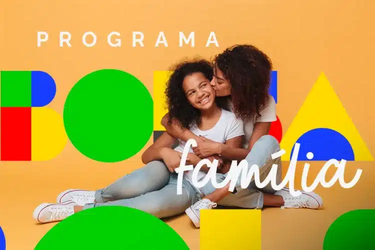 Bolsa Família de abril começa dia 16: veja calendário completo de pagamentos por NIS 1 Mulher beijando filha sorridente, ambas de cabelos cacheados e camisetas brancas, com formas coloridas ao fundo.