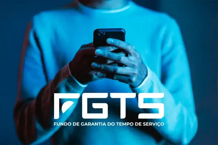 Saque-aniversário vs. saque-rescisão do FGTS: qual é a melhor opção para você? 1 Pessoa segurando smartphone preto com iluminação azul e logo do FGTS - Fundo de Garantia do Tempo de Serviço.