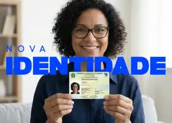 Você sabia? Novo RG brasileiro já pode ser emitido fora do país 7 Mulher sorridente de cabelos cacheados e óculos mostra a nova CIN com CPF como identificador único.