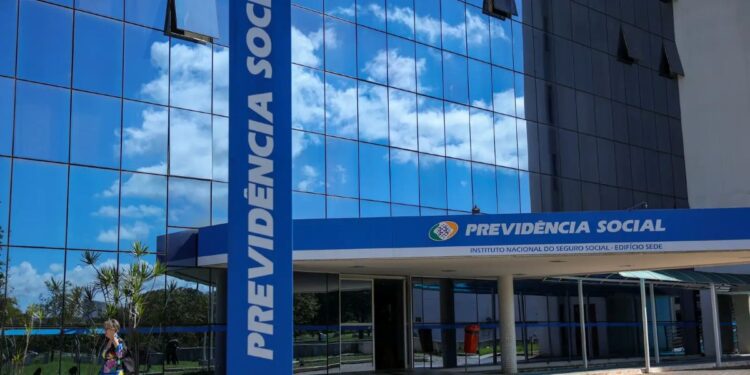 Fachada de prédio da Previdência Social com identificação do INSS