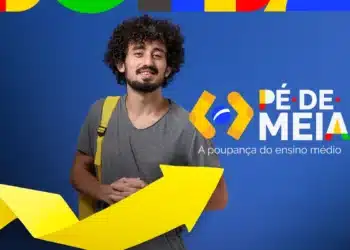 Como saber se você vai receber o Pé-de-Meia em 2026? Veja o passo a passo 6 Jovem estudante ao lado do logotipo do Pé-de-Meia, programa que realiza a inscrição de forma automática para quem está matriculado na rede pública e atende aos critérios estabelecidos pelo MEC