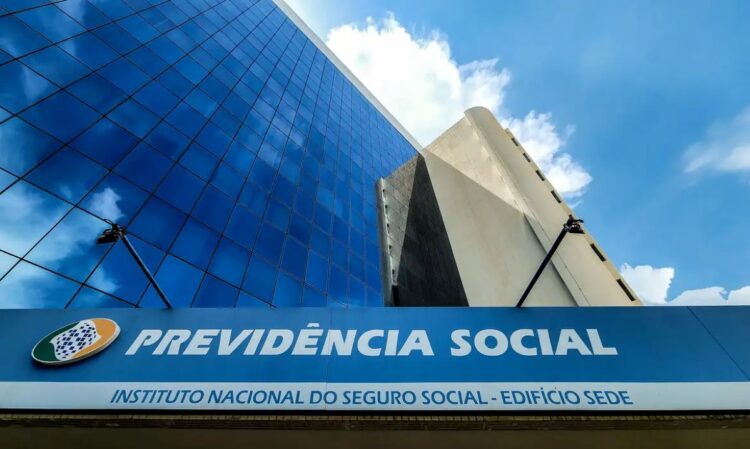 Fachada da Previdência Social com prédio moderno espelhado ao fundo