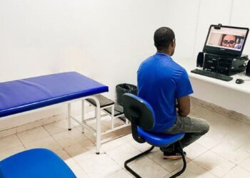 Homem realiza perícia médica remota do INSS por videochamada em consultório