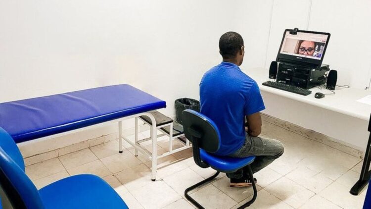 Homem realiza perícia médica remota do INSS por videochamada em consultório