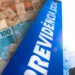 Justiça libera R$ 2,7 bilhões do INSS: veja quem pode sacar e como consultar 12 Notas de real sobre placa azul da Previdência Social, simbolizando liberação bilionária do INSS.