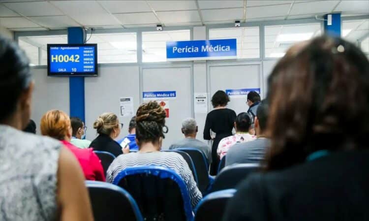 Fila de pessoas aguardando atendimento de perícia médica do INSS