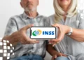 Nova regra do INSS pode garantir benefício sem perícia; veja como 4 Casal sênior segurando smartphone horizontal mostrando logotipo do INSS, homem de barba grisalha e mulher loira.