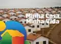 Novas regras do Minha Casa, Minha Vida surpreendem e ampliam acesso à casa própria 3 Casas populares com telhado cerâmico e paredes brancas em fileiras, logo do programa MCMV à esquerda.