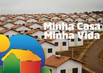 Novas regras do Minha Casa, Minha Vida surpreendem e ampliam acesso à casa própria 6 Casas populares com telhado cerâmico e paredes brancas em fileiras, logo do programa MCMV à esquerda.