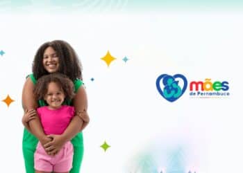 Mulher e menina sorrindo de mãos dadas ao lado do logo Mães de Pernambuco sobre fundo colorido