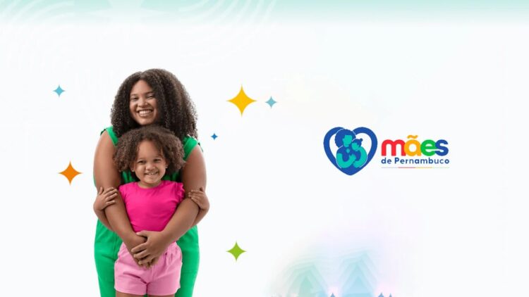 Mulher e menina sorrindo de mãos dadas ao lado do logo Mães de Pernambuco sobre fundo colorido
