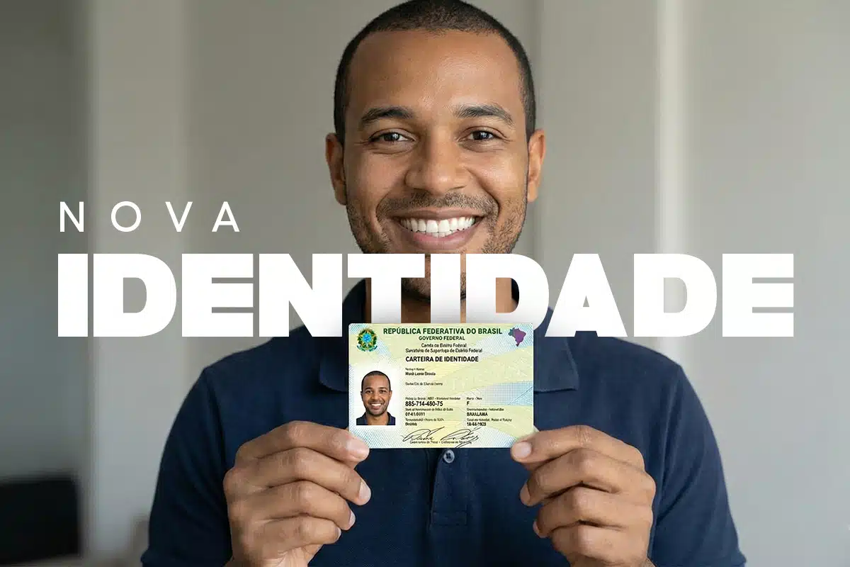 Nova identidade brasileira tem QR Code e CPF como número único 2 Homem negro sorridente segurando e mostrando a Nova Carteira de Identidade Nacional (CIN) em destaque. O fundo é neutro e a imagem inclui o texto "NOVA IDENTIDADE".