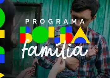 Quando cai o Bolsa Família em maio de 2026? Confira o calendário oficial completo 5 Pai segura bebê no colo com mãe ao lado, logo colorido do Programa Bolsa Família em destaque.