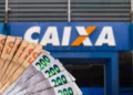 Leque de notas de R$ 50 e R$ 200 diante do logo azul e laranja da Caixa Econômica Federal.
