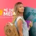 Pé-de-Meia de abril: como consultar, calendário completo e quem tem direito 12 Jovem de colete jeans carrega mochila bege e livros, com logotipo Pé-de-Meia e cédulas de R$ 100 ao fundo.