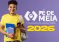 Pé-de-Meia libera R$ 200 entre 27 de abril e 4 de maio; consulte sua data 15 Jovem estudante com mochila segurando celular e cadernos com texto Pé-de-Meia 2026