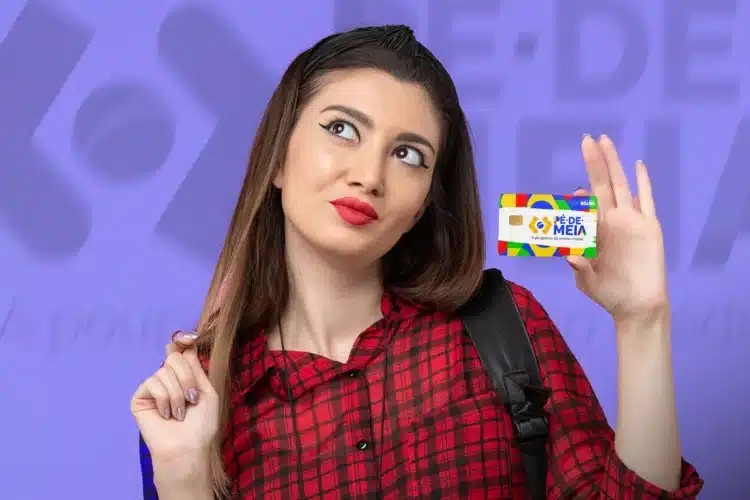 Pé-de-Meia de abril: como consultar, calendário completo e quem tem direito 2 Jovem com camisa xadrez vermelha segura cartão Pé-de-Meia colorido com mochila nas costas.