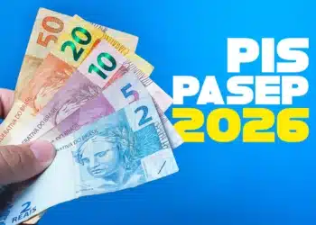Calendário do PIS/Pasep 2026 atualizado: veja quem recebe no 3º lote nesta semana 8 Mão segurando notas de R$ 2, R$ 5, R$ 10, R$ 20 e R$ 50 com texto PIS PASEP 2026