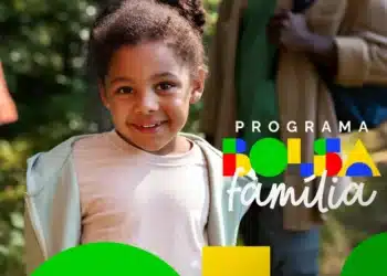 Mora sozinho? Você também pode receber o Bolsa Família 7 Criança negra sorridente com cabelo crespo e casaco bege ao lado do logotipo colorido do Programa Bolsa Família.