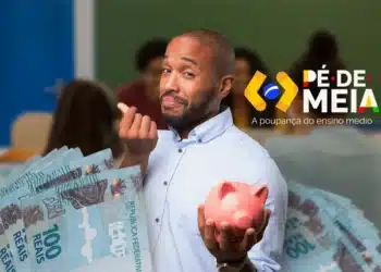 Pé-de-Meia paga nesta segunda (27) para estudantes nascidos em janeiro e fevereiro 6 Beneficiário do Pé-de-Meia segura cédulas de R$ 100 e cofre, ilustrando os valores acumulados no programa.