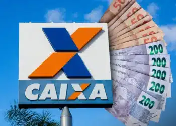 Caixa deposita R$ 7,3 mil para 1.057 famílias; veja quem tem direito 5 Placa da Caixa ao lado de notas de dinheiro