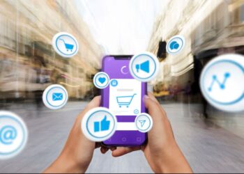 Pessoa utilizando redes sociais no celular para vender produtos e ganhar dinheiro online