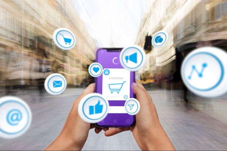 Pessoa utilizando redes sociais no celular para vender produtos e ganhar dinheiro online