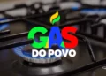 Gás do Povo: próximo pagamento acontece no domingo (10/05); veja quem recebe 12 Fogão aceso com chama azul e logo do programa Gás do Povo em destaque