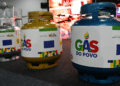 Botijões identificados com a marca Gás do Povo em evento do programa social