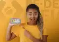 Estudante segurando celular com a logo do programa Pé-de-Meia em referência ao pagamento da segunda parcela de 2026 liberado pelo Caixa Tem
