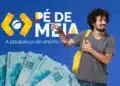 Quando cai o Pé-de-Meia em maio? Confira calendário oficial 3 Estudante com mochila apontando para logo do programa Pé-de-Meia com notas de dinheiro ao fundo