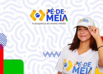 Estudante de boné e camiseta do Pé-de-Meia sorri ao lado da logomarca do programa
