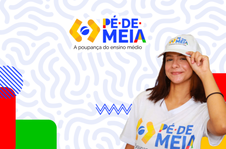 Estudante de boné e camiseta do Pé-de-Meia sorri ao lado da logomarca do programa