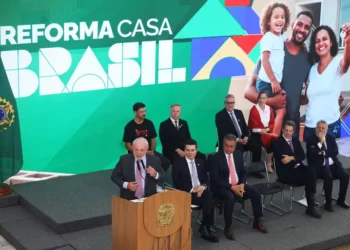 Reforma Casa Brasil: governo anuncia menos juros e prazo mais longo para pagamento; confira 6 Evento oficial do Governo Federal apresentando o programa Reforma Casa Brasil com autoridades em palco