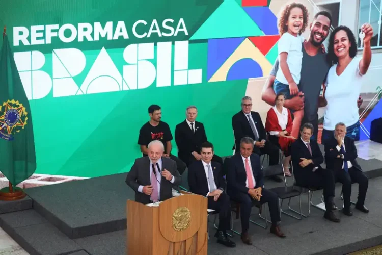 Reforma Casa Brasil: governo anuncia menos juros e prazo mais longo para pagamento; confira 1 Evento oficial do Governo Federal apresentando o programa Reforma Casa Brasil com autoridades em palco