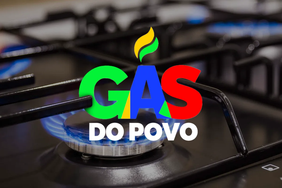 Governo toma decisão importante sobre o Gás do Povo; confira 2 Fogão aceso com logo do programa Gás do Povo ao centro da imagem