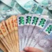 Saque de R$6.220 está disponível até este domingo (03) e brasileiros devem seguir este passo a passo para liberar o valor 12 Notas de dinheiro em reais nas mãos representando saque disponível de benefício financeiro