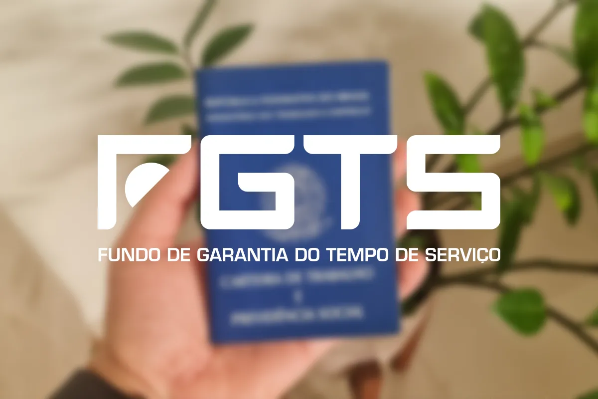 Novo Desenrola começa a valer nesta terça-feira; saiba como funciona 2 Mão segurando carteira de trabalho com destaque para FGTS representando uso do saldo para quitar dívidas