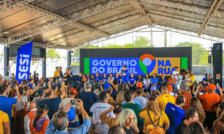 Novo Desenrola, Pé de Meia e perícia INSS sem agendamento: Governo do Brasil visita Belém 2 Multidão assiste autoridades no palco coberto durante evento Governo do Brasil na Rua em Belém com bandeiras e painel ao fundo
