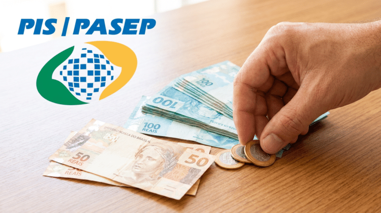 Mão pegando moedas ao lado de notas de real com logo do PIS/PASEP na mesa.