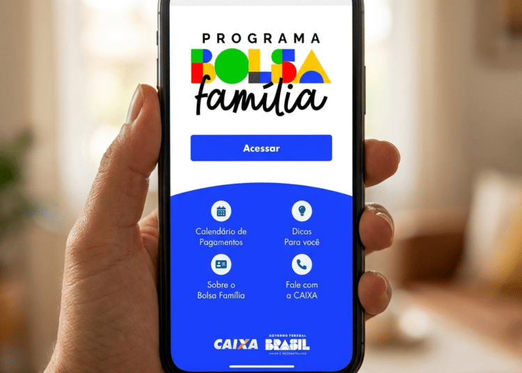 Bolsa Família de junho tem pagamento unificado em 207 municípios; confira a lista 2 Mão segura smartphone com app Bolsa Família na tela, mostrando opções de calendário, dicas e contato com a CAIXA